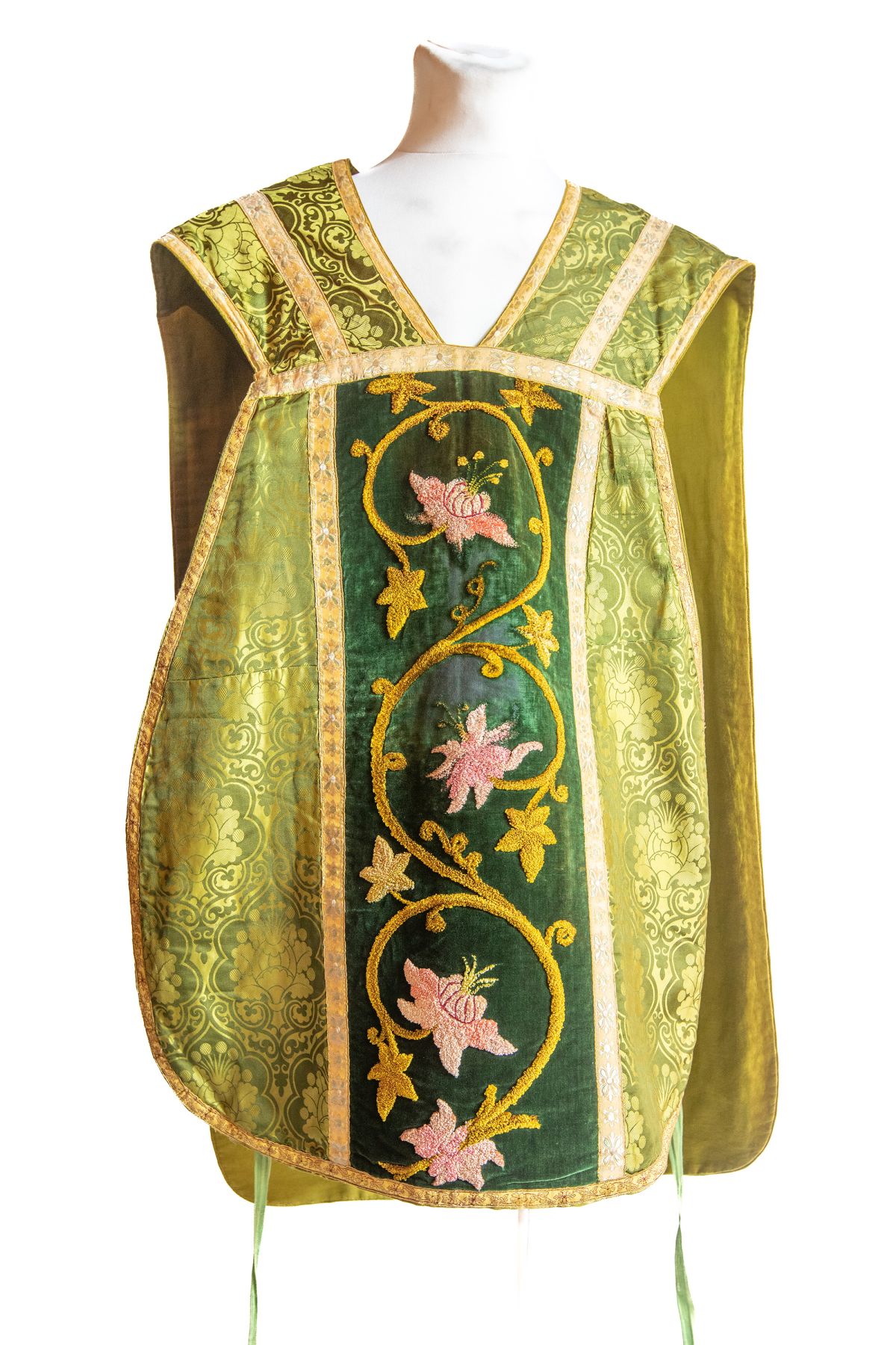 Ornat zielony z bogatą ornamentyką, XX w.
