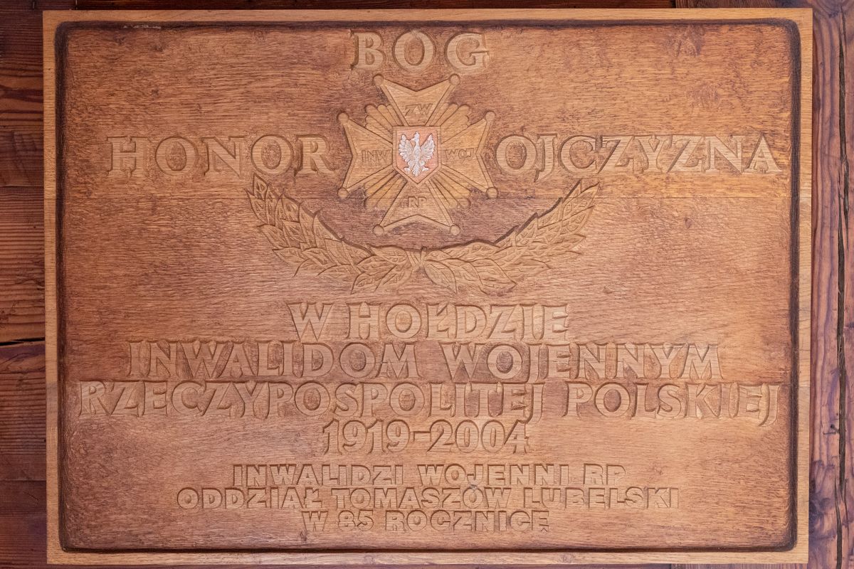 Tablica inwalidów wojennych. Wykonana z drewna o wymiarach 56 cm x 77 cm. 