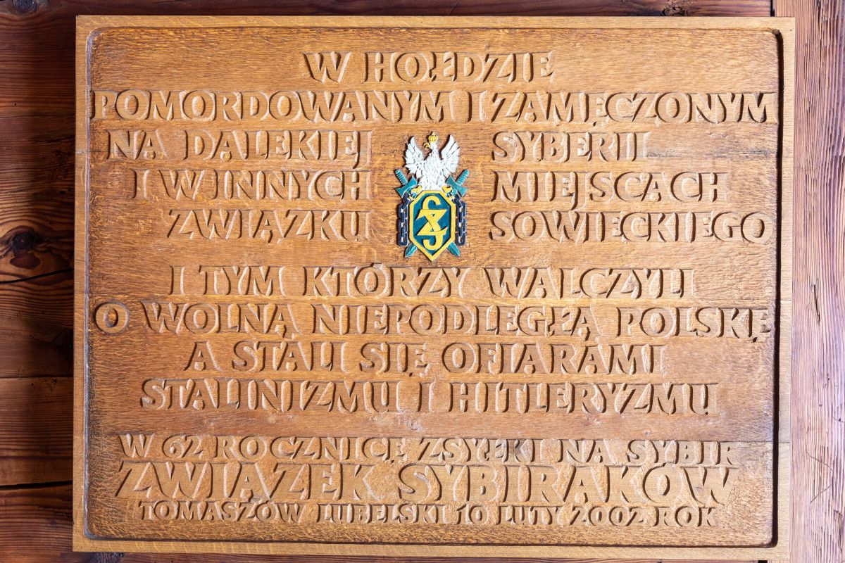 Tablica od Związku Sybiraków,  pamięci Zesłanych na Syberię i ofiar hitleryzmy.