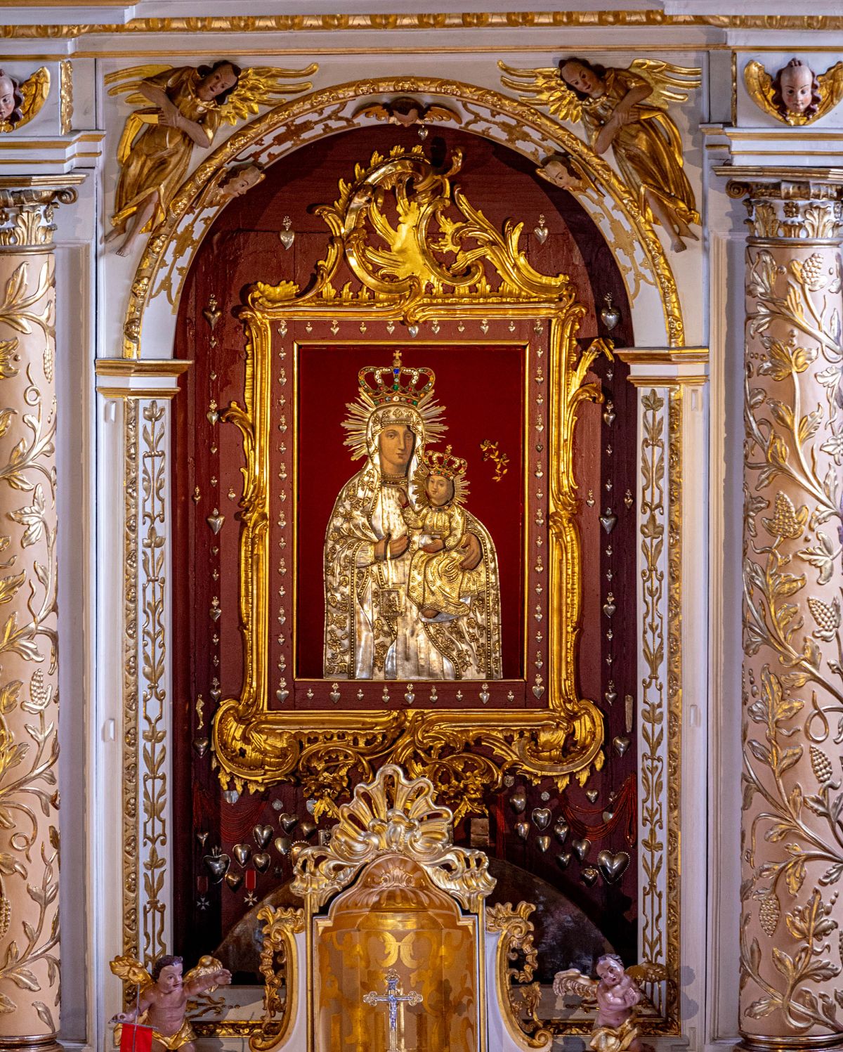 Ołtarz główny – drewno polichromowane, złocone, manierystyczny, drugie ćwierćwiecze XVII w., pierwsza połowa XVIII w.
