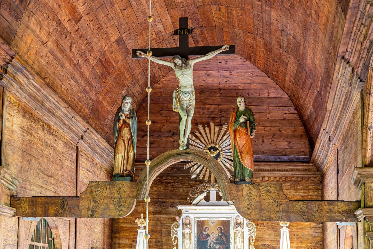 Rzeźby Grupa Pasji: Chrystus Ukrzyżowany, MB Bolesna, Św. Jan Ewangelista, 1 poł. XVIII w.
