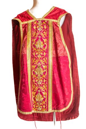 Ornat czerwony z haftowanym motywem krzyża z wypełnieniem ornamentami roślinnymi i emblematem IHS, XIX w.