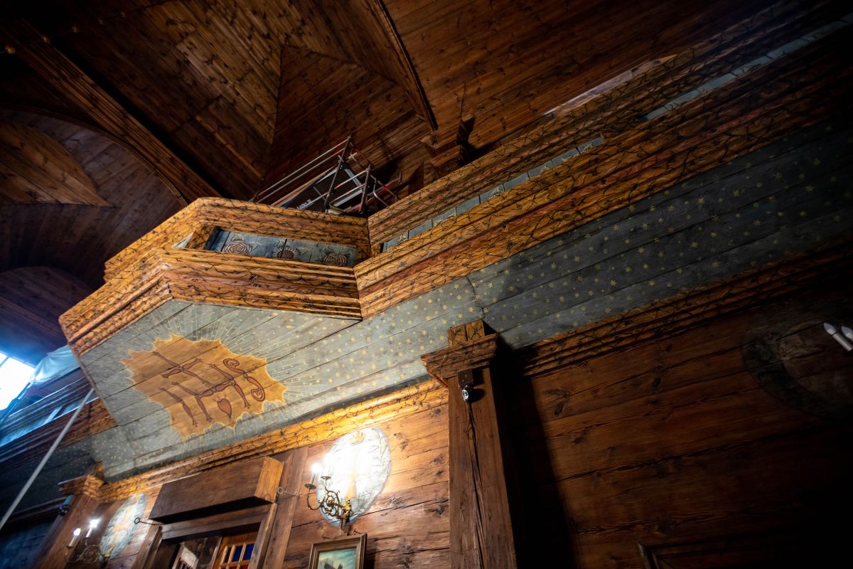 Parapet chóru muzycznego, drewno polichromowane, manieryzm/charakter barokowy, XVII-XVIII w.